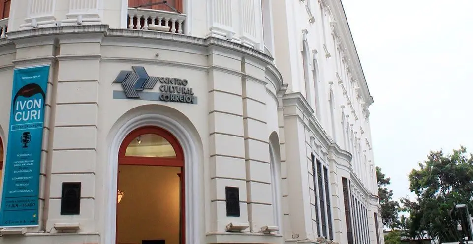 Centro Cultural dos Correios tem mostras até 17 de outubro reunindo arte, memória e ancestralidade. Curto muito ver a a…