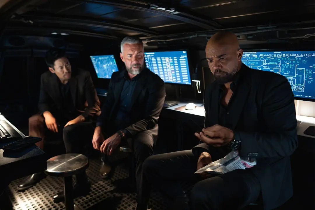 Hondo ainda aparece no spinoff S.W.A.T. Exiles, que estreia em 25 de setembro na Starz. Dizem que a vida dele tá mais p…