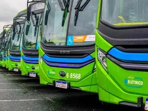 Laranjas de um esquema de ônibus negociavam fuzis e cocaína, aponta investigação. Essa ligação de tráfico com transport…
