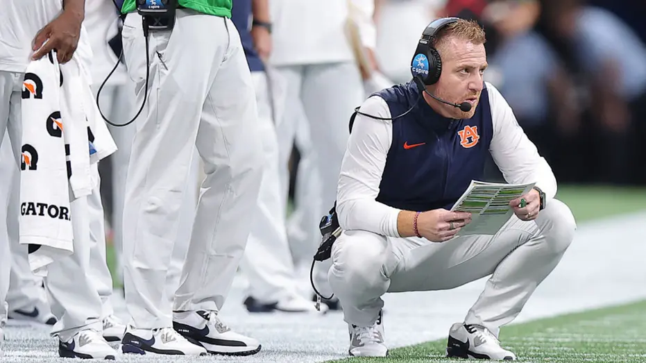 Auburn e Florida têm uma rivalidade de 84 jogos desde 1912, com o Gators dominando desde 1990. Essa história de disputa…