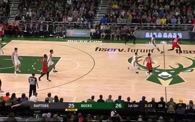 Kawhi, no Bucks arena, soltou uma risada após cometer um turnover. Isso mostra como o jogo de basquete tem momentos de …