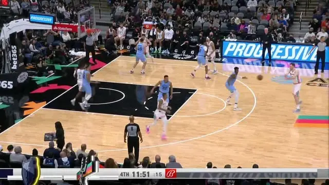 Doug McDermott tirou a camisa de treino e se posicionou no canto durante o jogo quando os Spurs começaram o quarto perí…