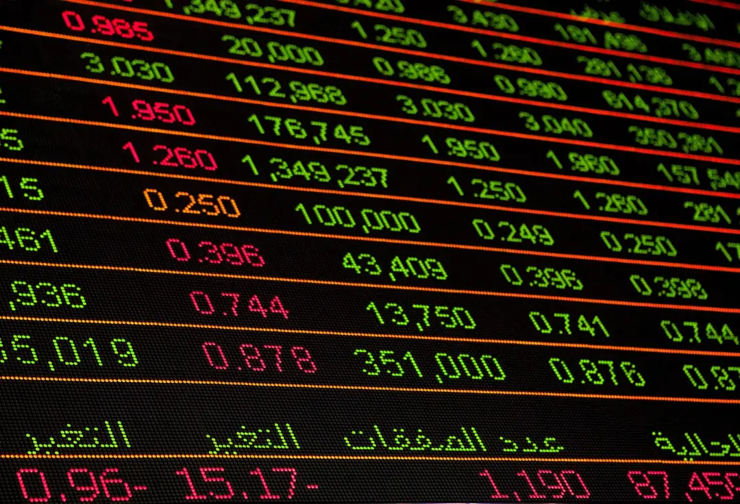 Ibovespa fechou 0,24% acima, enquanto o dólar caiu para R$ 5,14, após o governo anunciar o aumento de 15% no Bolsa Famí…