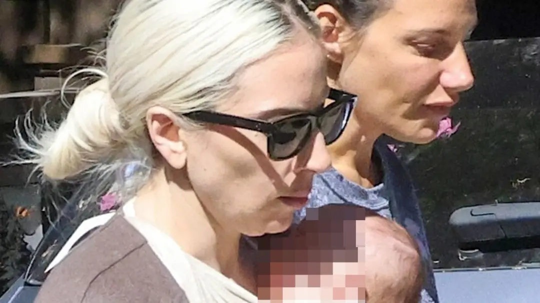 Lady Gaga deu à luz uma menina com o noivo Michael Polansky. Muita especulação rolou sobre o nome, mas agora foi revela…