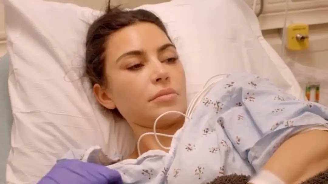 Kim Kardashian chorou no hospital ao descobrir ter a mesma condição médica que o pai Robert teve. É um momento difícil,…