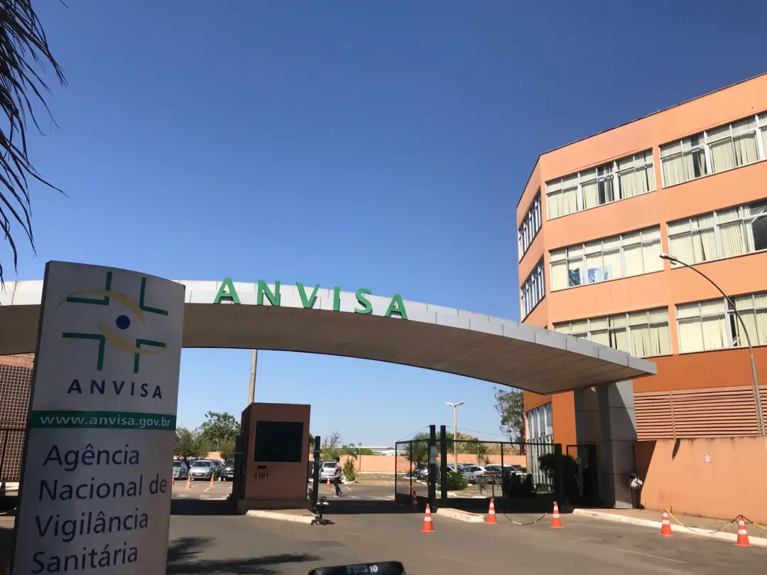 Anvisa proíbe todos os lotes de produtos com Moringa da Paz, incluindo pó, cápsulas e chá. A agência diz que a planta n…