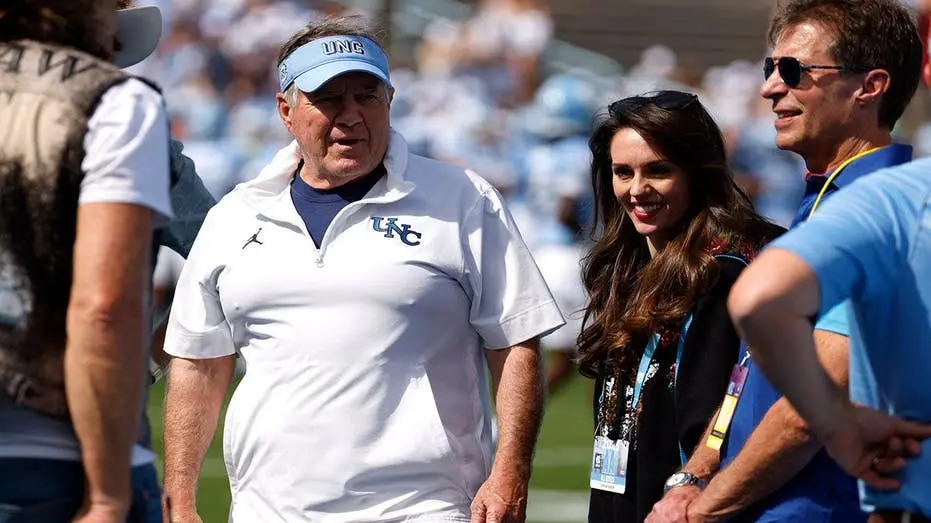 Belichick esclarece que Jordon Hudson, sua namorada de 25 anos, não está comandando o programa de futebol da Universida…