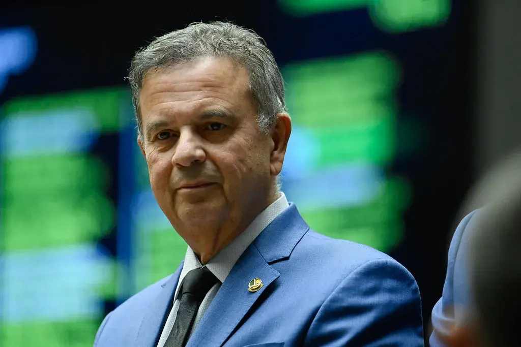 O reajuste do Bolsa Família, passando para um piso de R$ 691, foi assinado perto da eleição. A visão de que dinheiro pú…