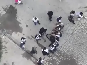 Drone da polícia flagrou crianças ao redor de homem armado no Rio de Janeiro. A cena mostra a vulnerabilidade dessas cr…