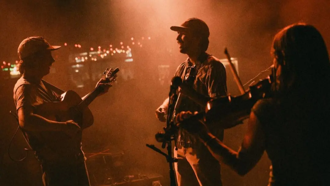 Folk Duo Buffalo Traffic Jam vendeu todas as 25 datas da turnê Pictures of You. É bom ver o público respondendo com ess…