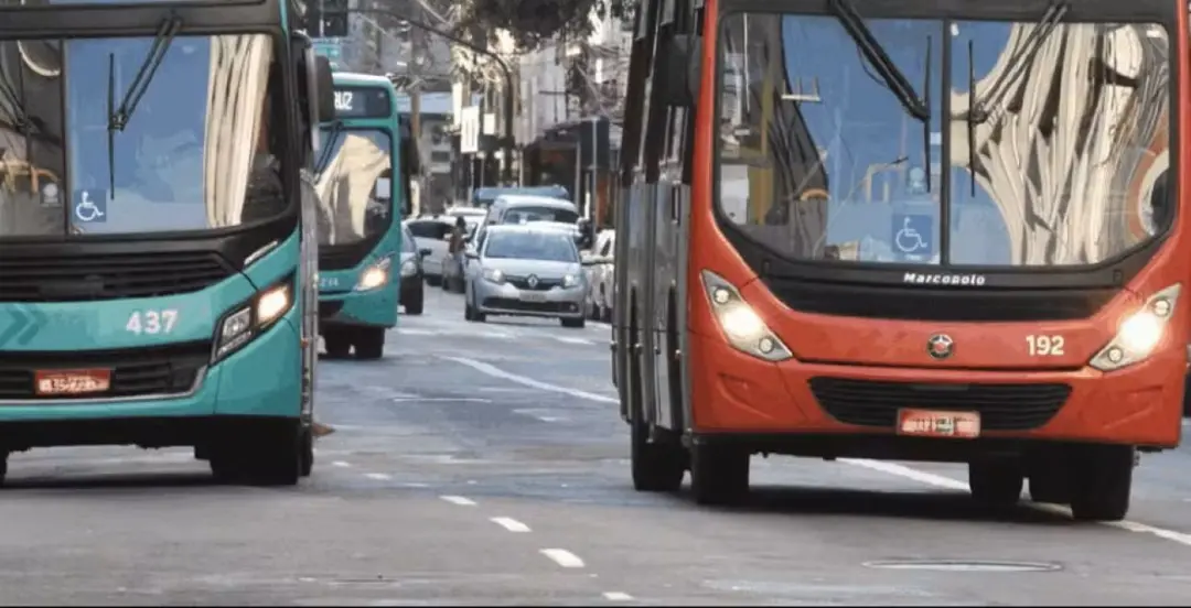 Jovem de 22 anos foi atropelado por ônibus na avenida Rio Branco, em Juiz de Fora, após atravessar ignorando o sinal ve…