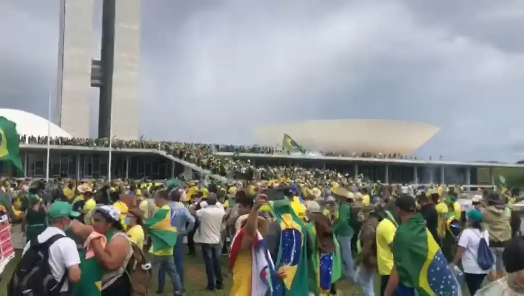 Carlo Cauti do Novo contratou um ex-envolvido do 8 de janeiro para a logística da campanha. Dizer que as condenações sã…