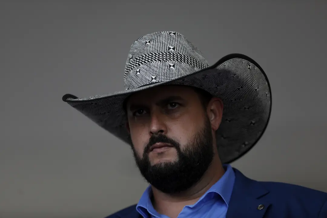 Zé Trovão, deputado do PL-SC que tenta barrar reajuste do Bolsa Família, tomou posse de tornozeleira eletrônica. A cond…