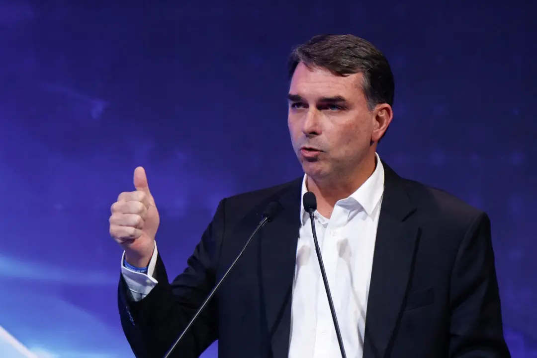 Flávio Bolsonaro disse que Lula deve mandato a Alexandre de Moraes em comício na Bahia. Ponderar sobre quem ganha ou pe…