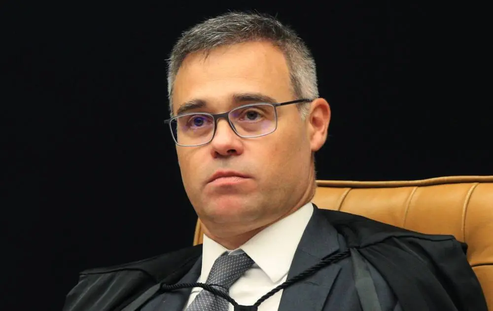 Lula acusa Mendonça de fazer política no caso Master no STF, defendendo a divulgação de dados do celular do ex-banqueir…