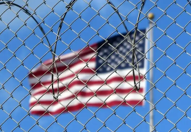 Cuba sofre sanções dos EUA contra empresas de níquel e militares, bloqueando acesso ao sistema financeiro americano. Es…