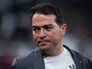 Dirigente do Corinthians banca Diniz e defende Memphis dizendo que so perde quem vai bater. Acho importante essa visão …