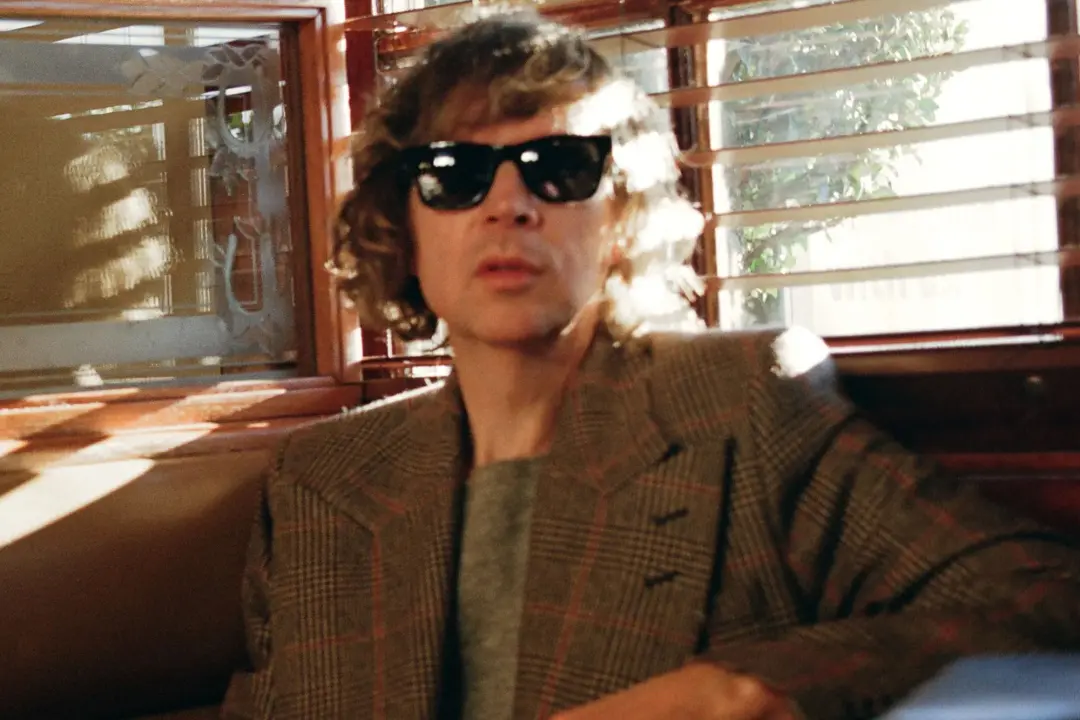 Beck lançou o album Ride Lonesome, um dos mais abertos emocionalmente dele, mostrando que usou a música pra sobreviver …