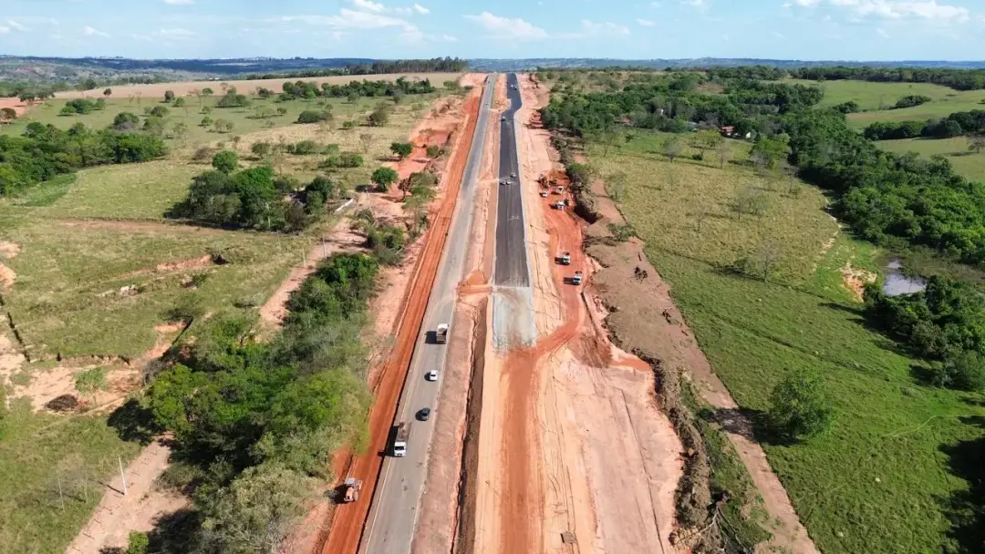 Alteração no trânsito da GO-330 entre Catalão e Ipameri, com desvio de 1 quilômetro perto de Goiandira. A obra de dupli…