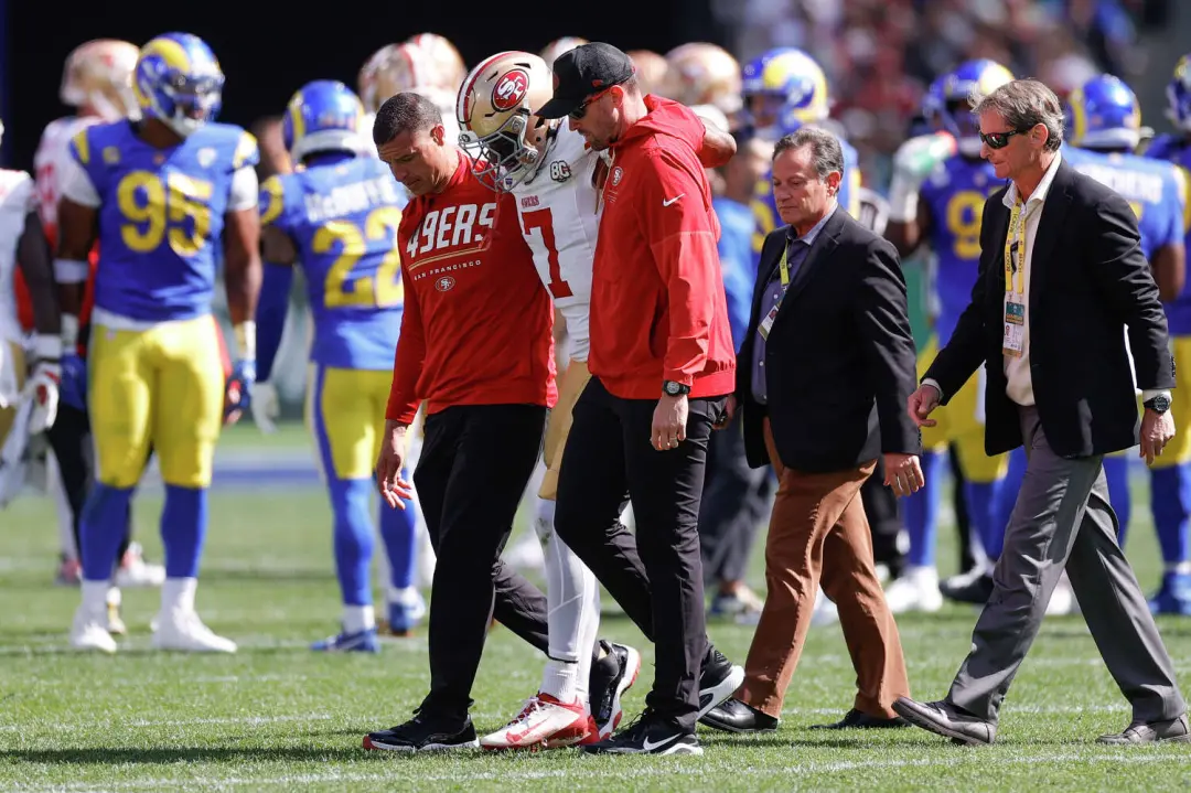 Myles Garrett, passador All-Pro, jogou 40 snaps para os Rams apesar de lesão no joelho. O técnico Sean McVay admitiu o …