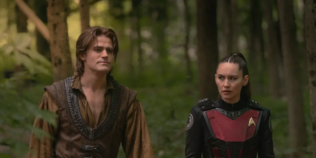 James Kirk assume forma de Prince Dashing, um alter ego com lado sombrio, em Strange New Worlds, temporada 4, episódio …