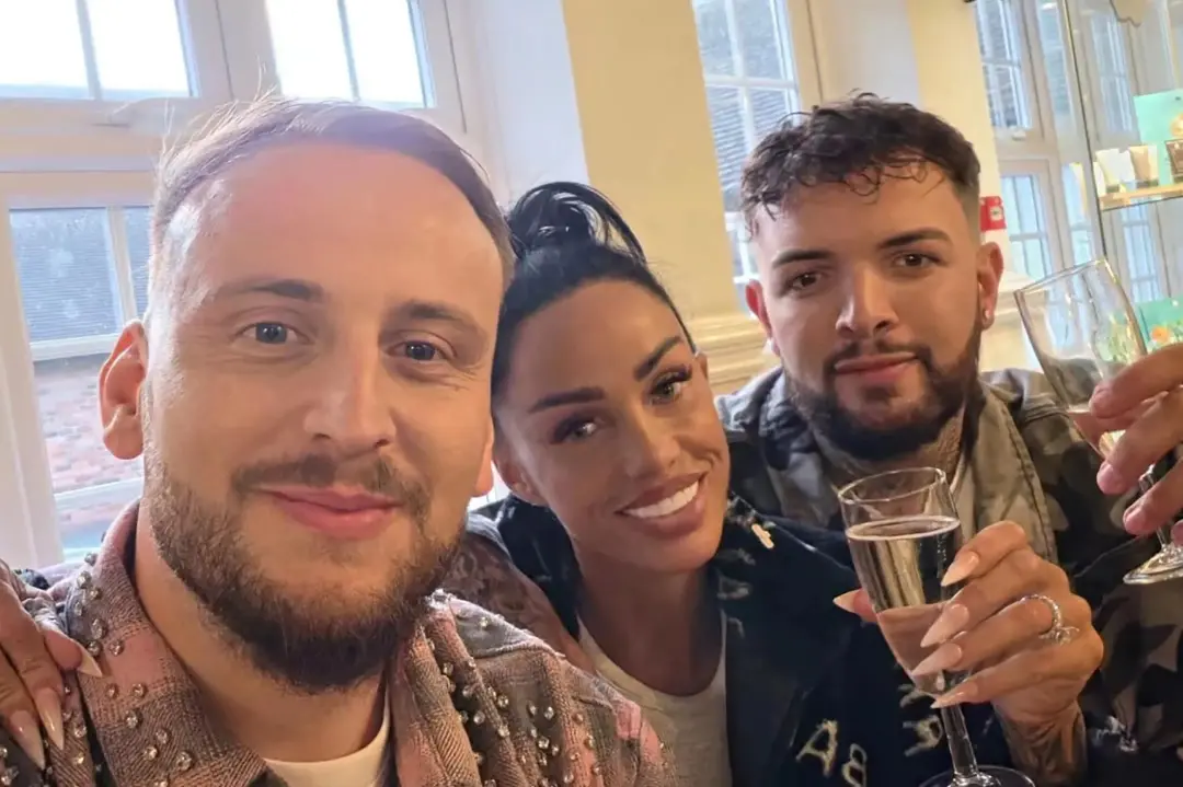 Katie Price aparece em festa de noivado de amigas, parecendo ignorar o rompimento do casamento com Lee. É complicado ve…