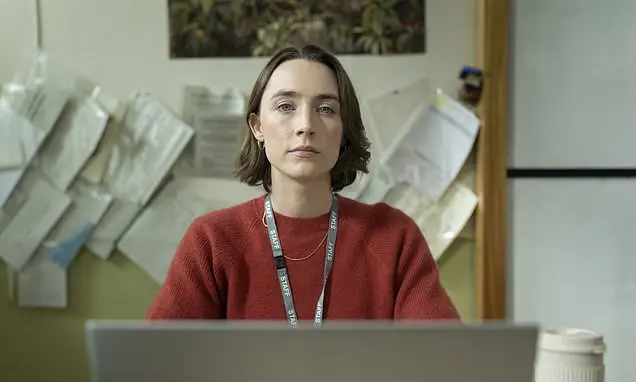 Saoirse Ronan interpreta uma professora no espetáculo de comedia negra Bad Apples. A atuação dela é ótima, mostrando um…