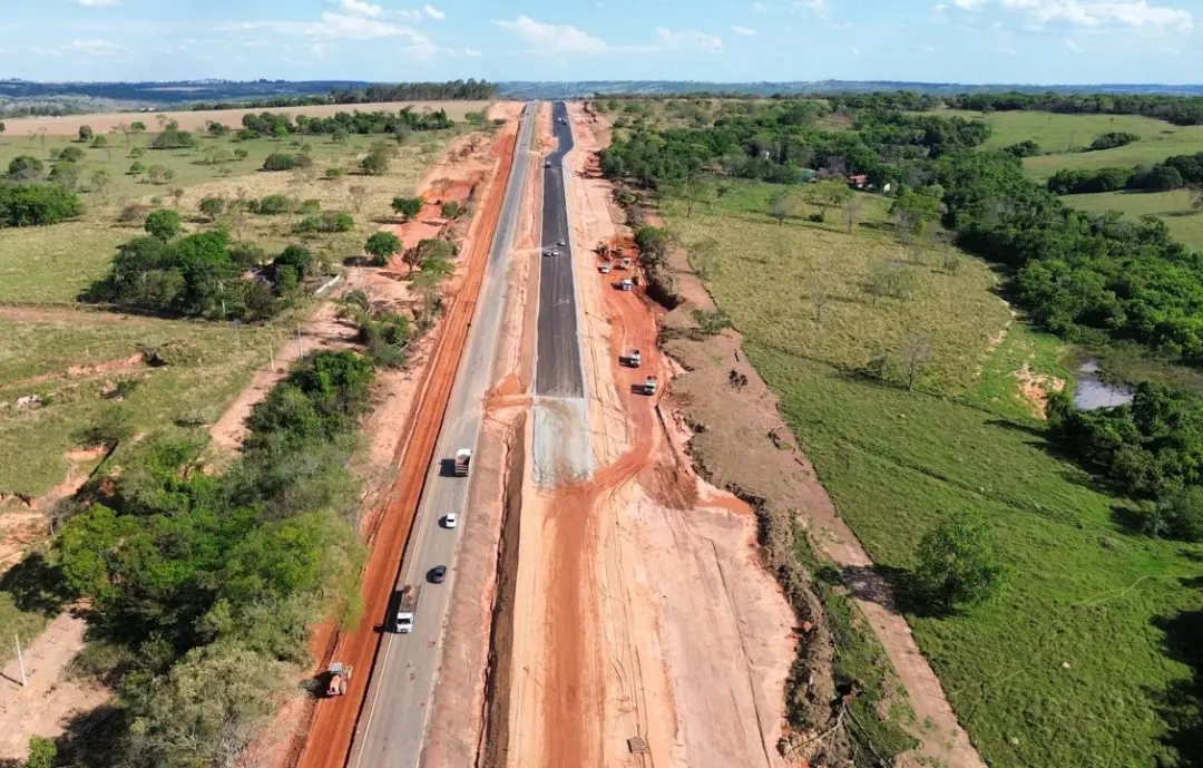 Duplicação da GO-330 entre Catalão e Ipameri causa desvio de tráfego de um quilômetro perto de Goiandira. Tráfego na pi…