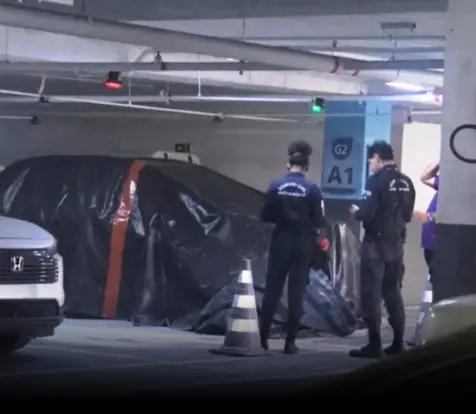 Um carro pegou fogo no estacionamento do Shopping Tijuca na Zona Norte do Rio. Curto-circuito é o que pode ter causado …