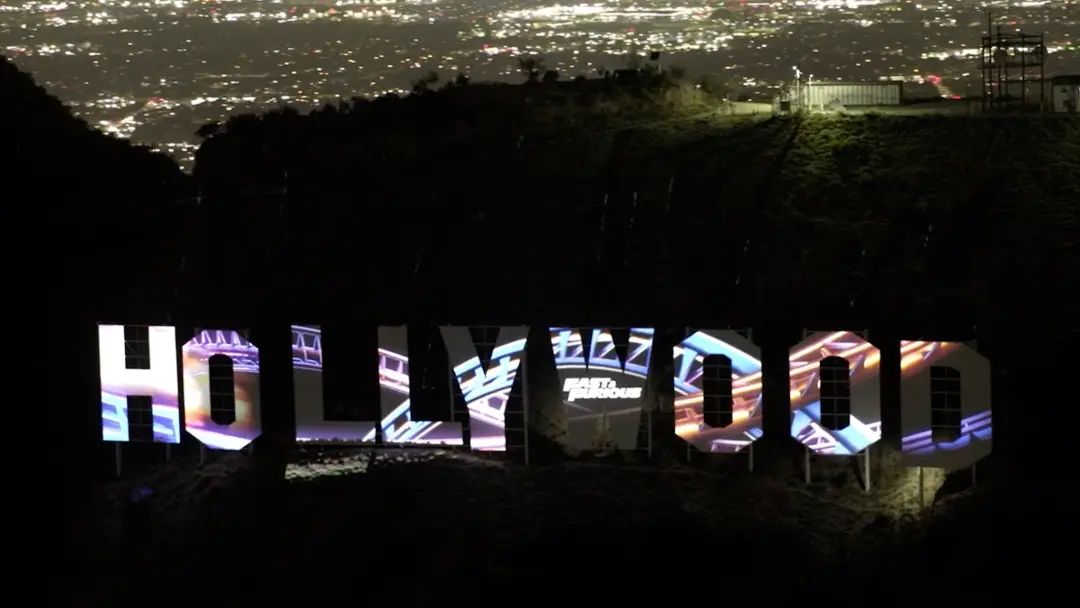 O sinal de Hollywood foi transformado com cenas do novo passeio do Universal Studios Hollywood da Fast & Furious. A mud…