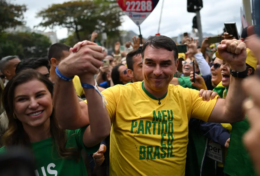 Flávio Bolsonaro diz que vai credenciar fiscais de urna no dia da eleição para evitar irregularidades. A ideia é ter ge…