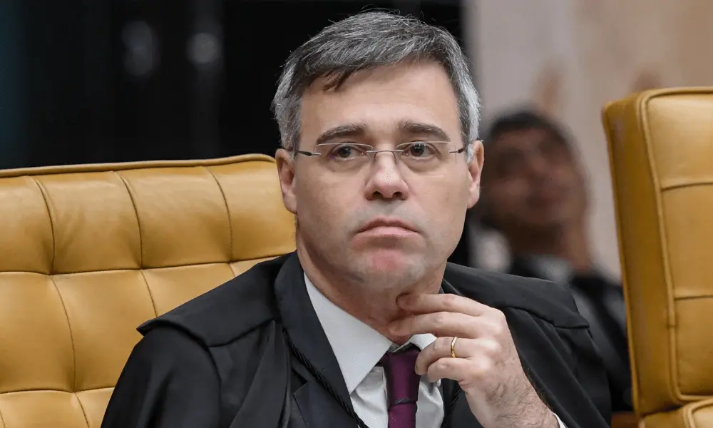 Decisão de Flávio Dino sobre cemitérios de São Paulo gerou estranhamento no entorno de Mendonça. Sugere-se que o despac…