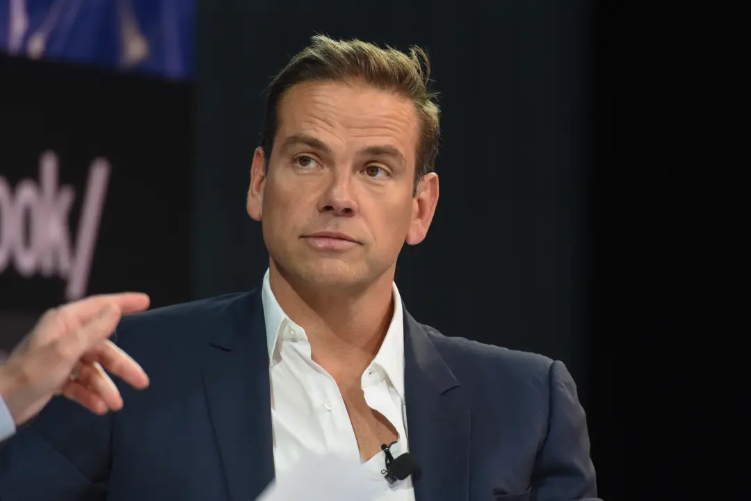 Lachlan Murdoch viu sua remuneração total cair para 31 milhões de dólares no ano fiscal de 2026, vindo de 33 milhões no…