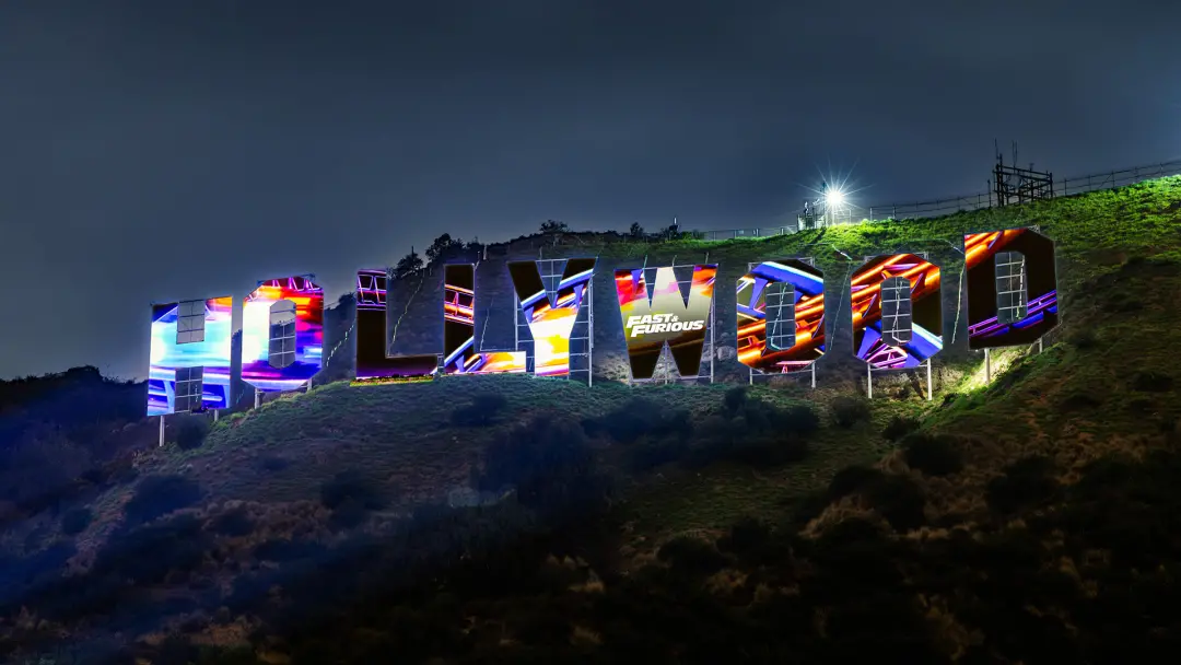 Hollywood Sign ganhou uma maquiagem de Fast e Furious em Universal Studios Hollywood. A iluminação do letreiro recebeu …
