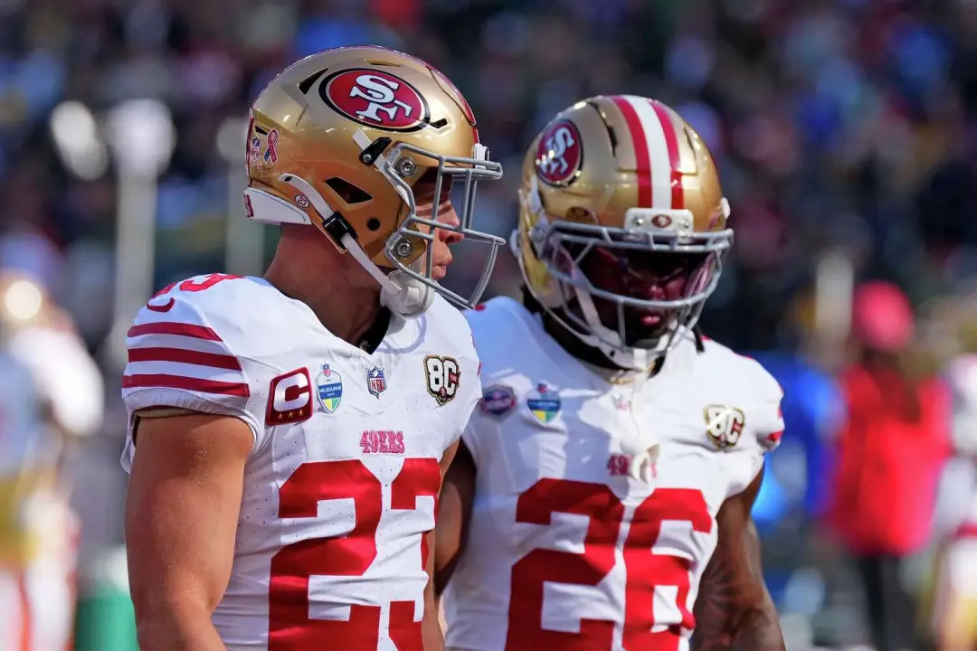 Christian McCaffrey fez 88 jardas em 15 toques e Kaelon Black 65 jardas em 14 no jogo das 49ers contra os Rams em Melbo…