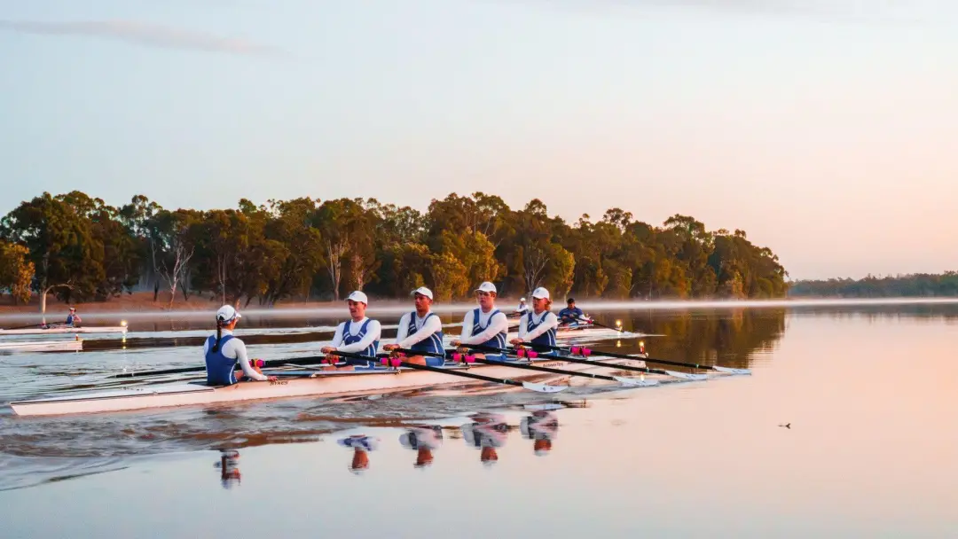 Rockhampton, Queensland tem torneio de canoagem com mais de 600 jovens competindo no Rio Fitzroy, onde há cerca de 500 …