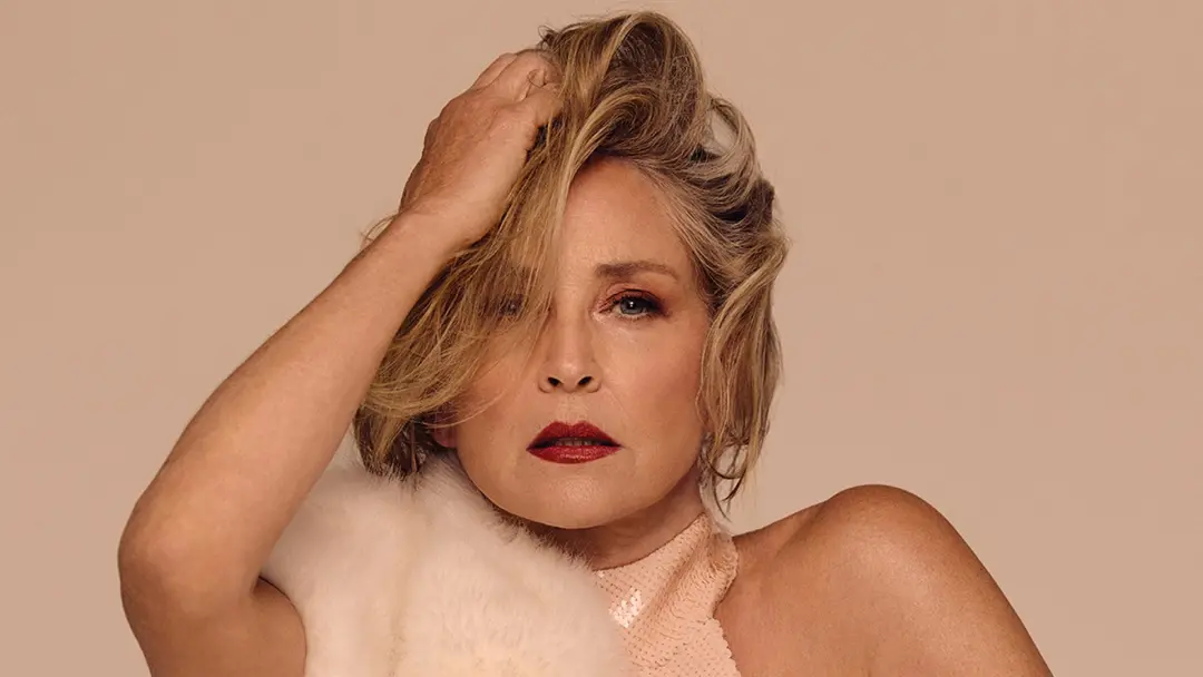 Sharon Stone, com 68 anos, apareceu sem sutiã em vestido de látex nude para ensaio da Variety Power of Women. É interes…