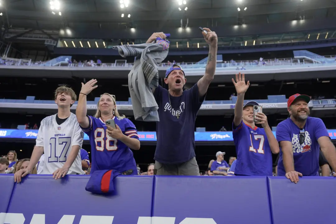 Tailgate proposal de um casal dos Bills virou viral antes da estreia do Highmark Stadium. Isso mostra como a torcida go…