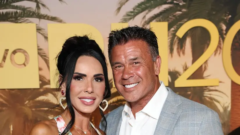Carmella Garcia e Danny Hampel terminaram um relacionamento de 10 anos, segundo Carmella. Ela disse que precisou coloca…