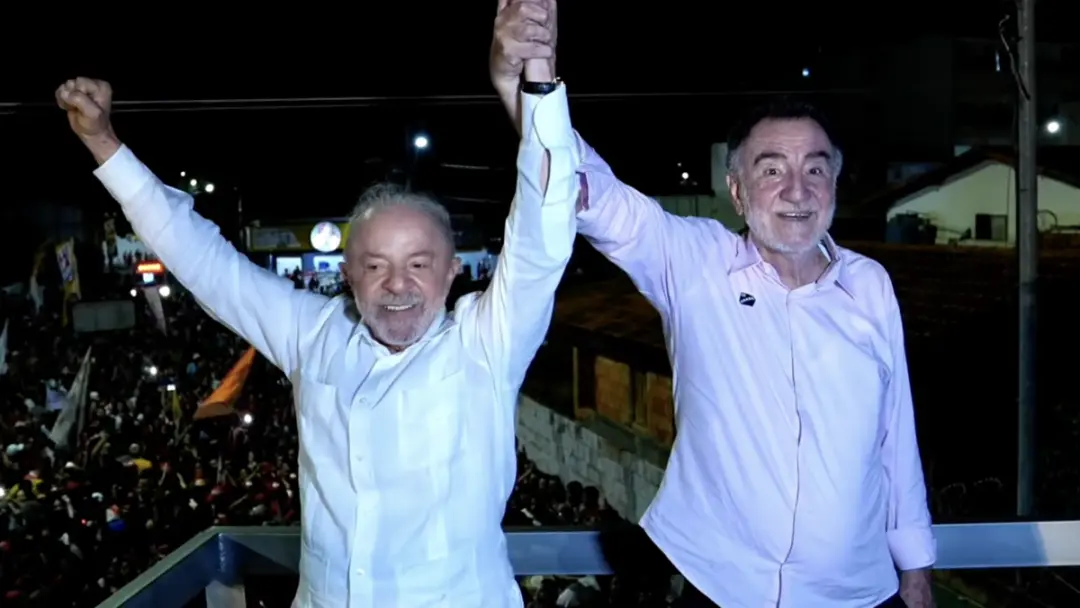 Lula criticou a ideia de dobradinha com Aécio Neves em Minas Gerais, dizendo que nao daremos colher de chá pra extrema-…