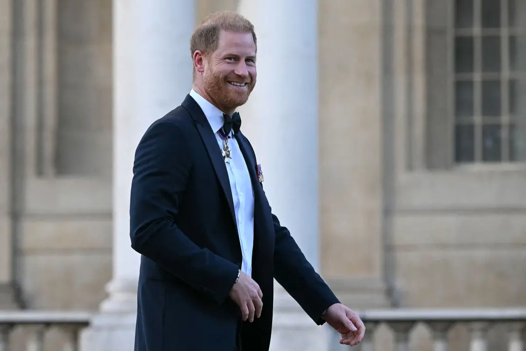 Prince Harry fez sua primeira aparição pública no Reino Unido no jantar de premiação Invictus Spirit em Londres. A pres…