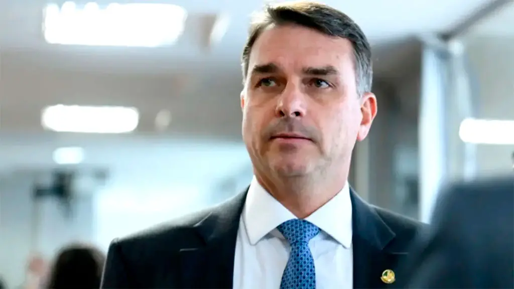 Flávio Bolsonaro foi denunciado por usar um apartamento no l’Adresse, na Vila Nova Conceição, durante a campanha. Isso …
