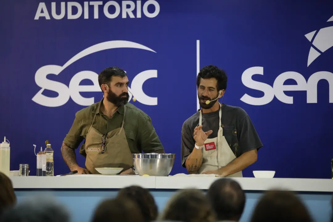 Bruno Katz e Kaywa Hilton abriram o Rio Gastronomia 2026 com um bao de xinxim de galinha misturando Bahia e Coreia. A m…