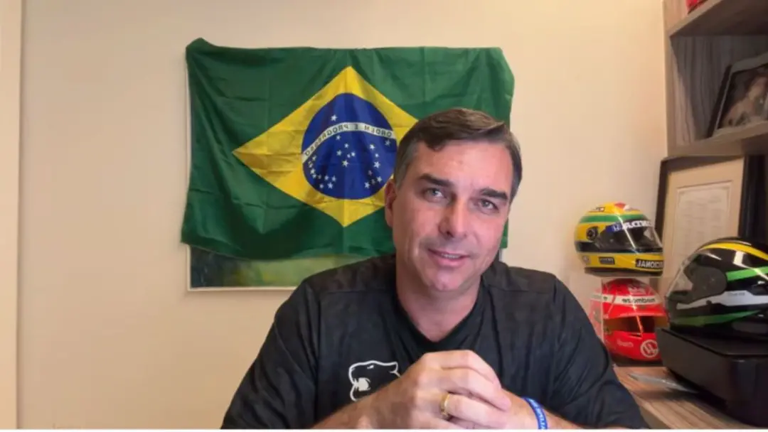 O candidato Flávio Bolsonaro chamou o reajuste de 15% do Bolsa Família de merreca. Diz que não adianta dar mais R$ 90 s…