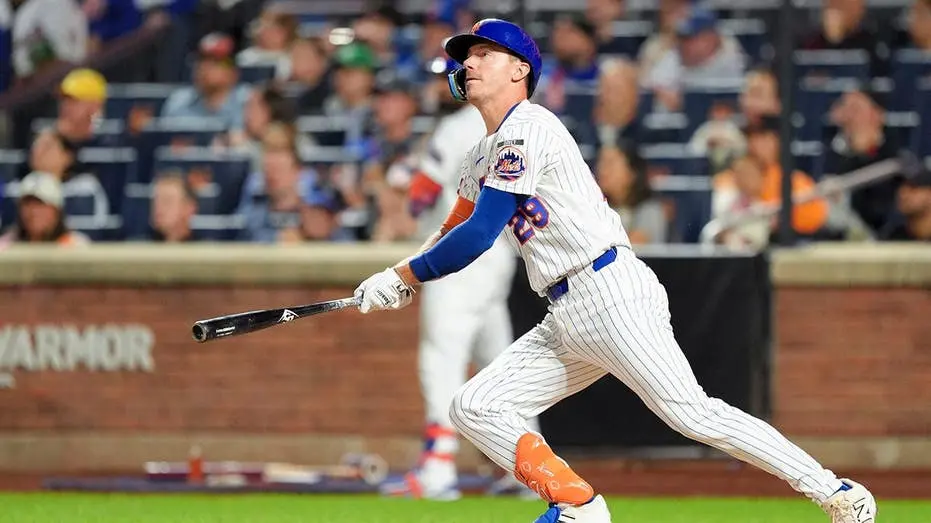 Jared Young, jogador dos New York Mets, foi retirado da partida em Citi Field após uma colisão com Nolan McLean. A situ…