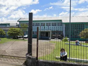 Caxias do Sul, no Rio Grande do Sul, viu um menino de 11 anos morrer quando uma trave caiu na escola. É um acidente ass…