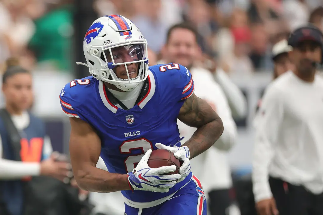 D.J. Moore sofre lesão no ombro durante jogo do Bills contra os Lions no Highmark Stadium. Ele conseguiu sair do campo …
