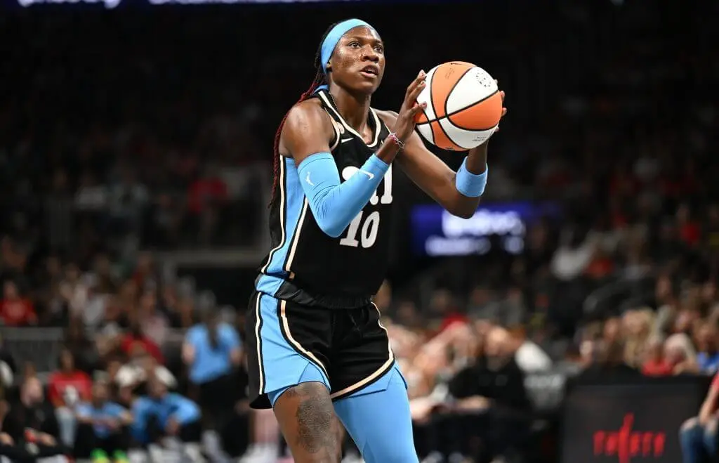 Rhyne Howard marcou o 129 ponto triplo da temporada contra o Connecticut Sun, batendo o recorde da WNBA na temporada. É…