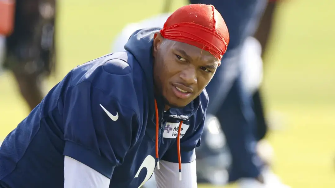 DJ Moore saiu de campo na metade do jogo da Semana 2, contra o Detroit Lions, com suspeita de lesão no ombro ou na clav…