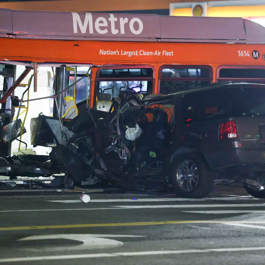 Los Angeles. Um motorista de SUV foi acusado de homicídio depois de bater em um ônibus da cidade, ferindo duas pessoas.…